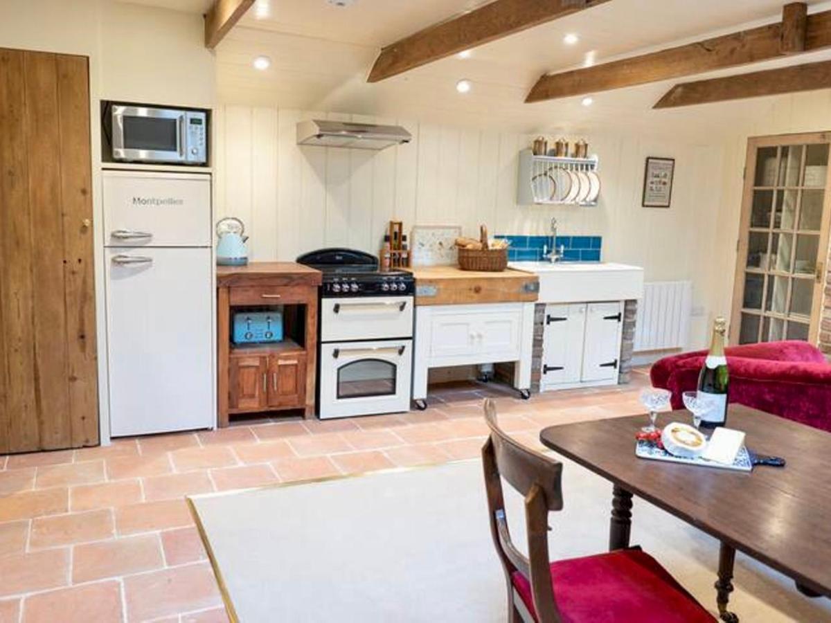 Pass The Keys Goose Feather Barn, Luxury For Two Holiday home